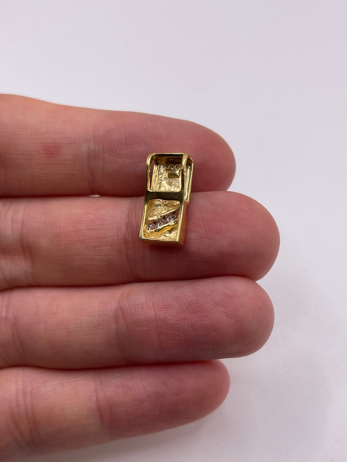 18ct gold diamond pendant