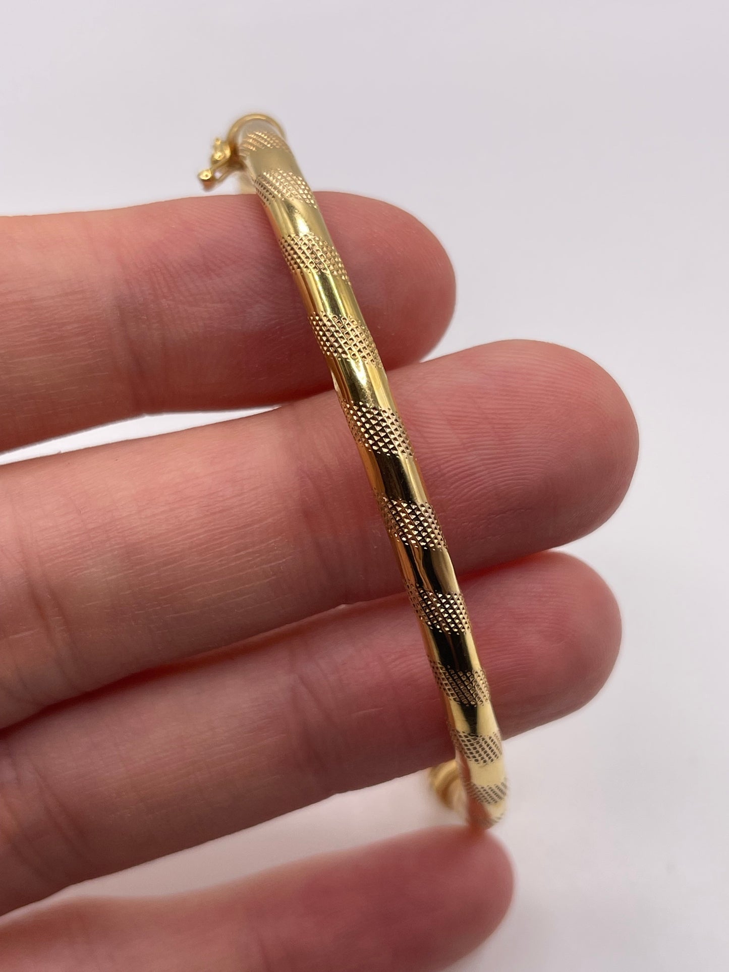 9ct gold bangle