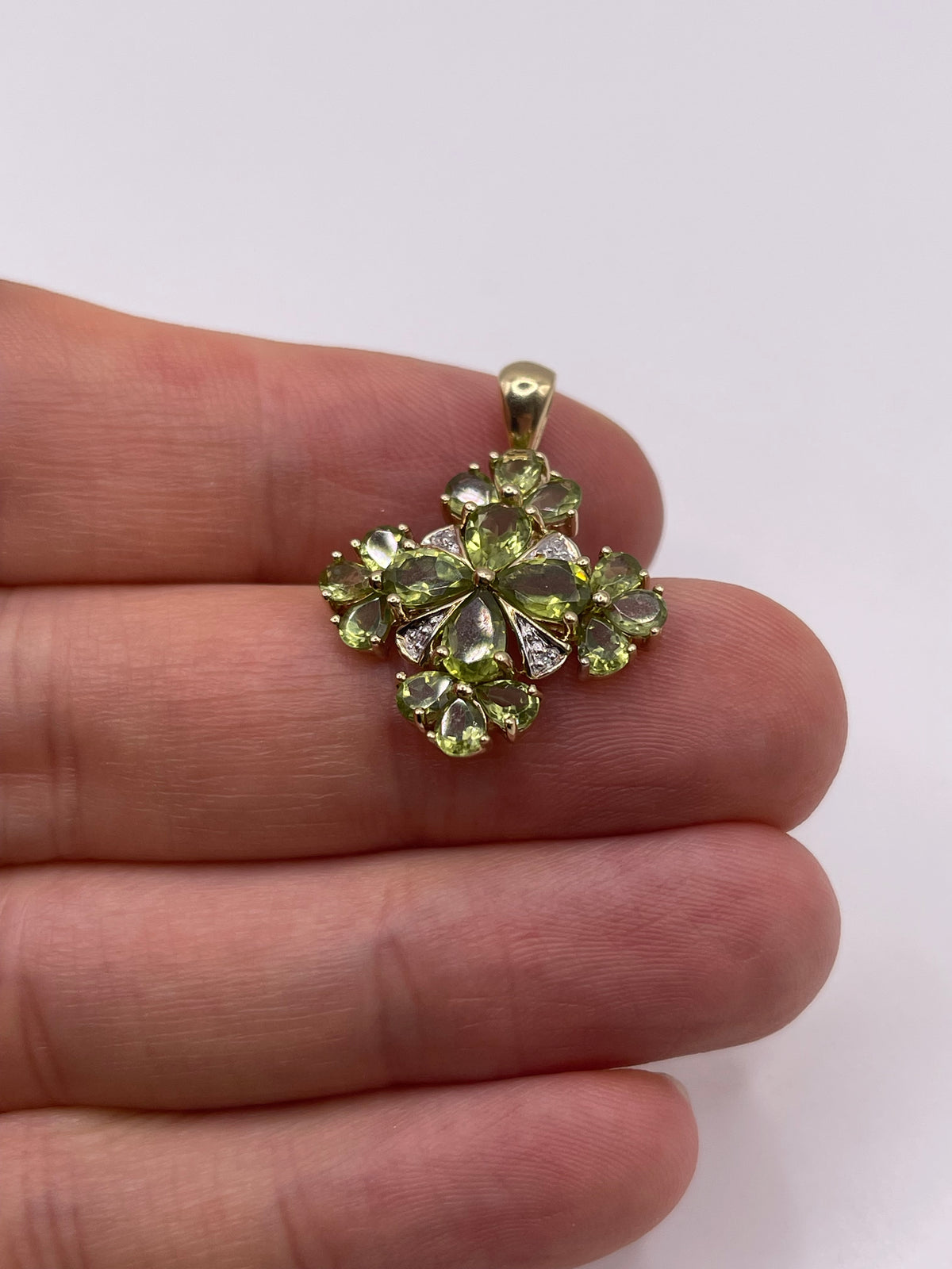 9ct gold peridot and diamond pendant