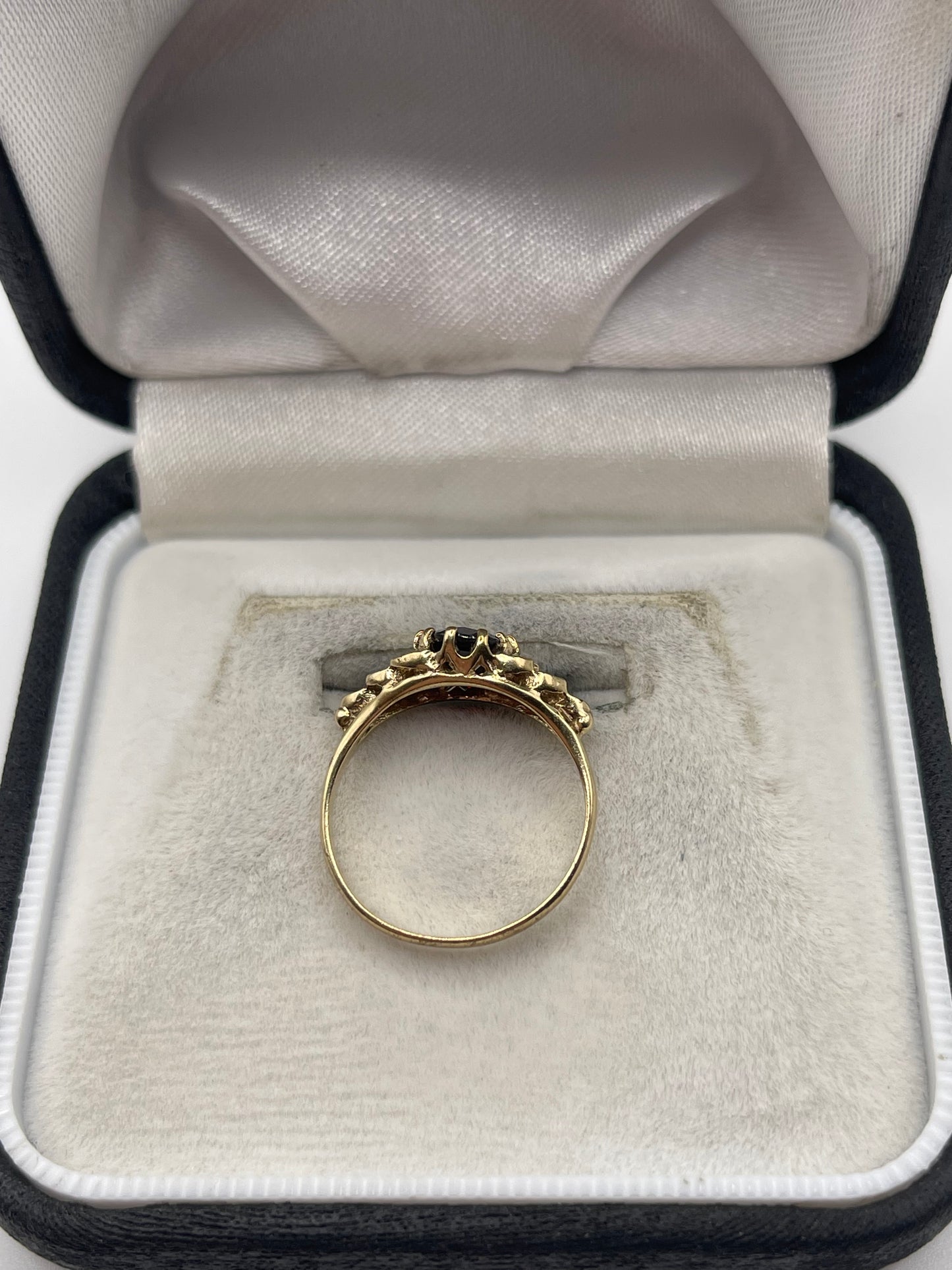9ct gold garnet ring