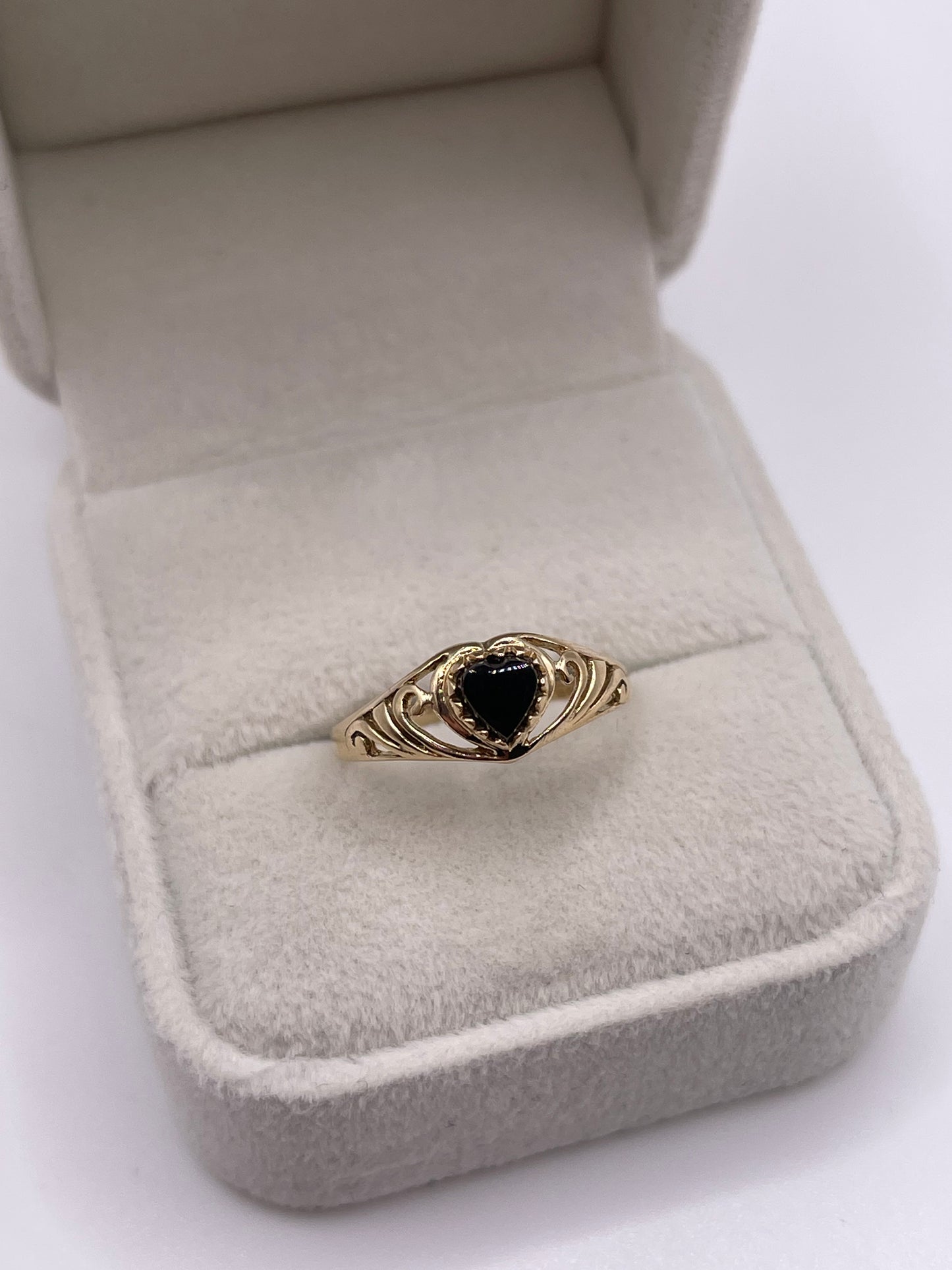 9ct gold onyx heart ring