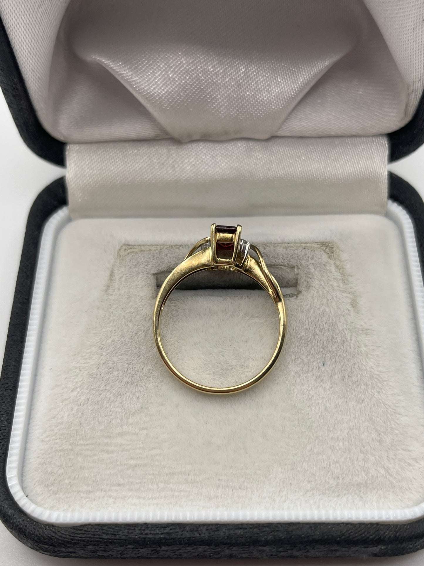 9ct gold garnet and diamond ring