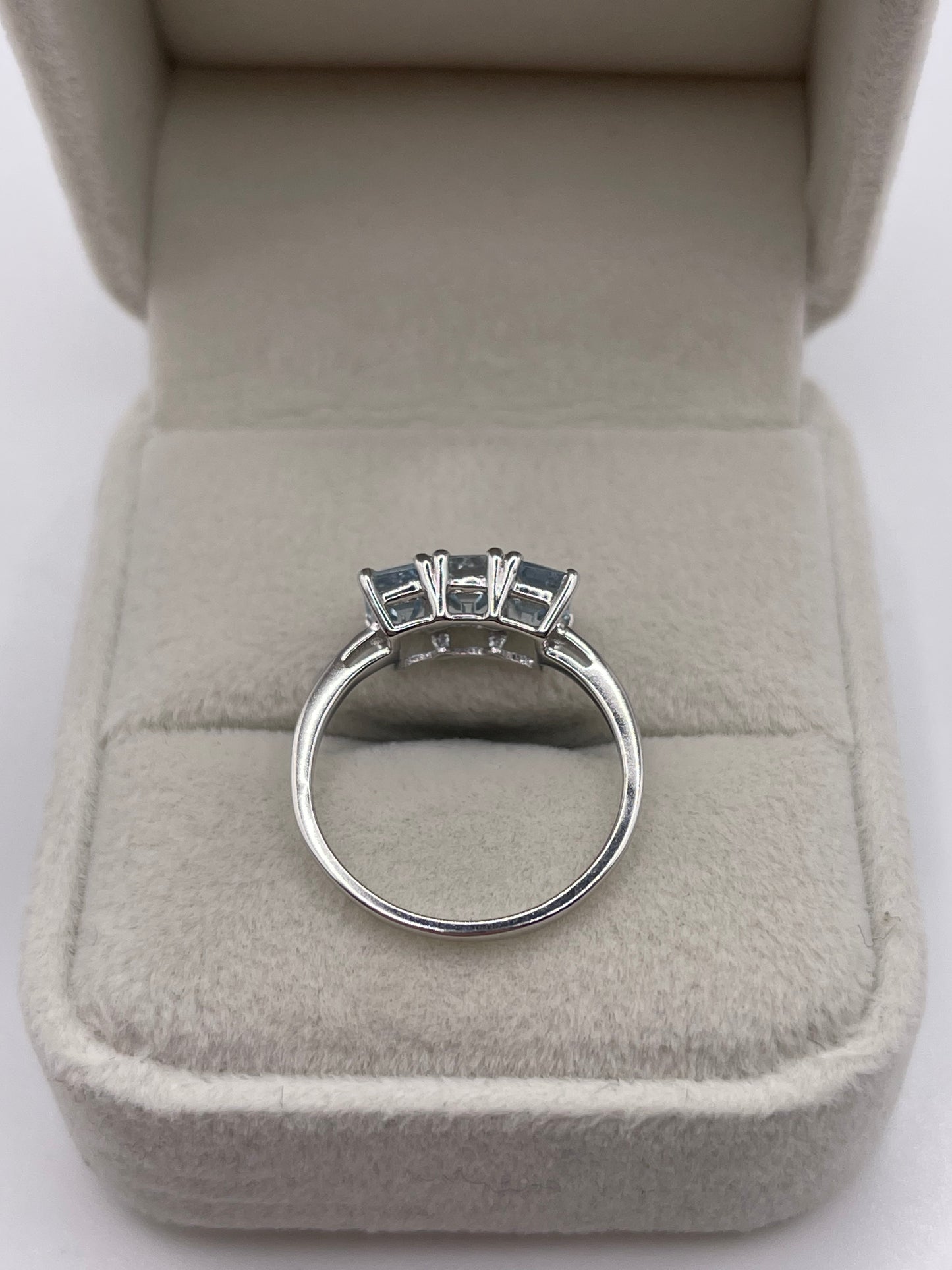9ct white gold aquamarine ring