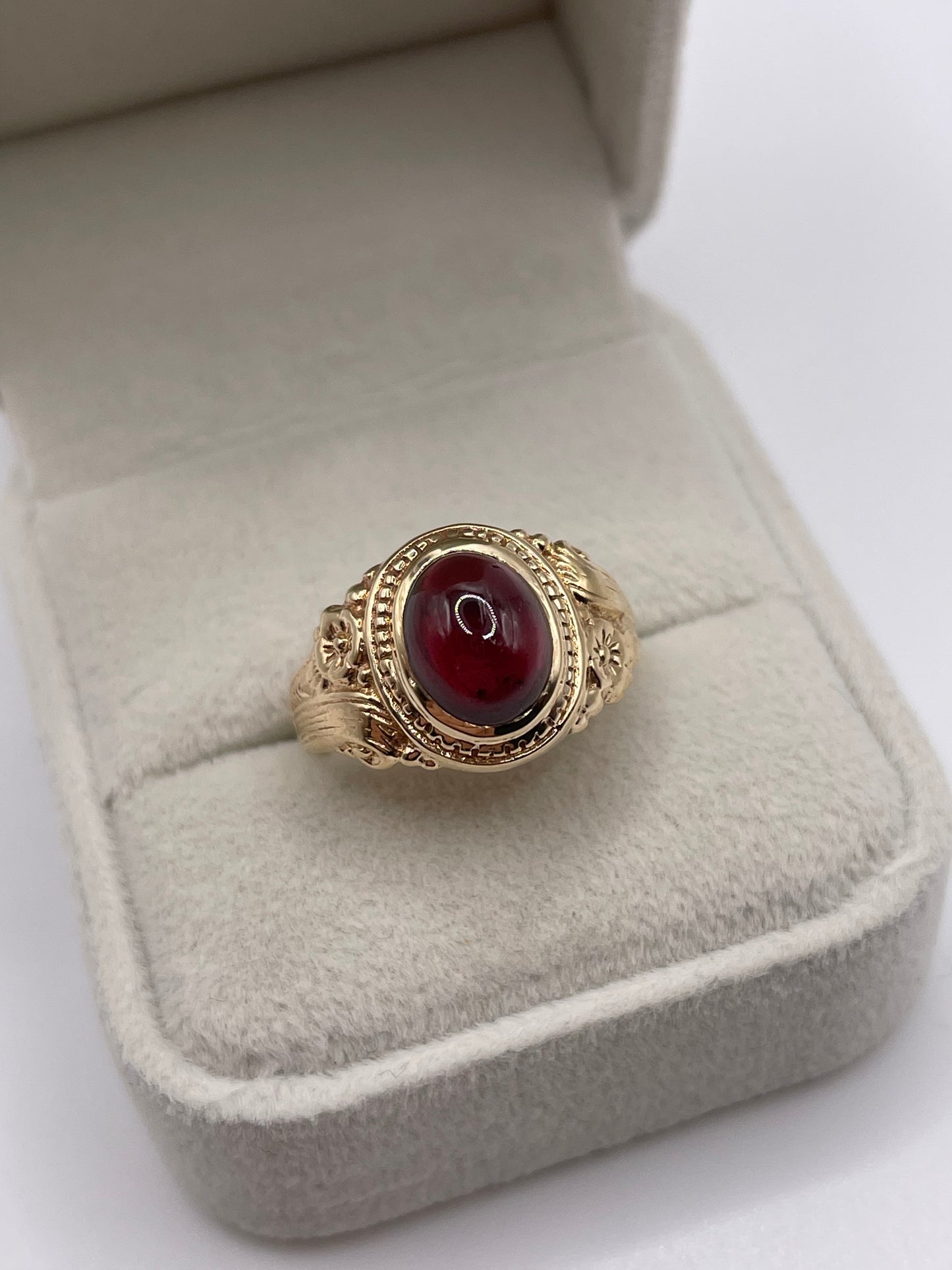 9ct gold cabochon garnet ring