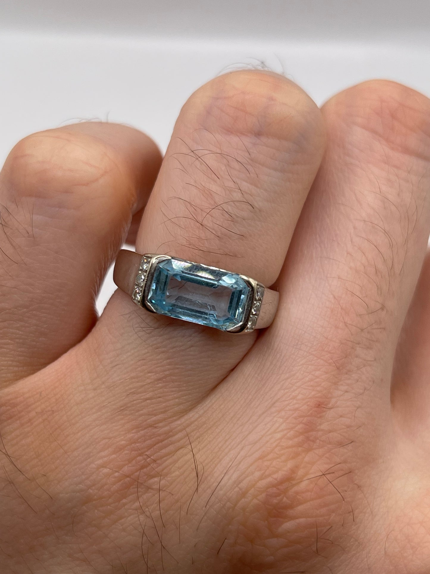 18ct white gold aquamarine and diamond ring