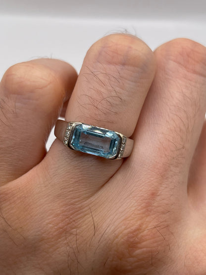 18ct white gold aquamarine and diamond ring