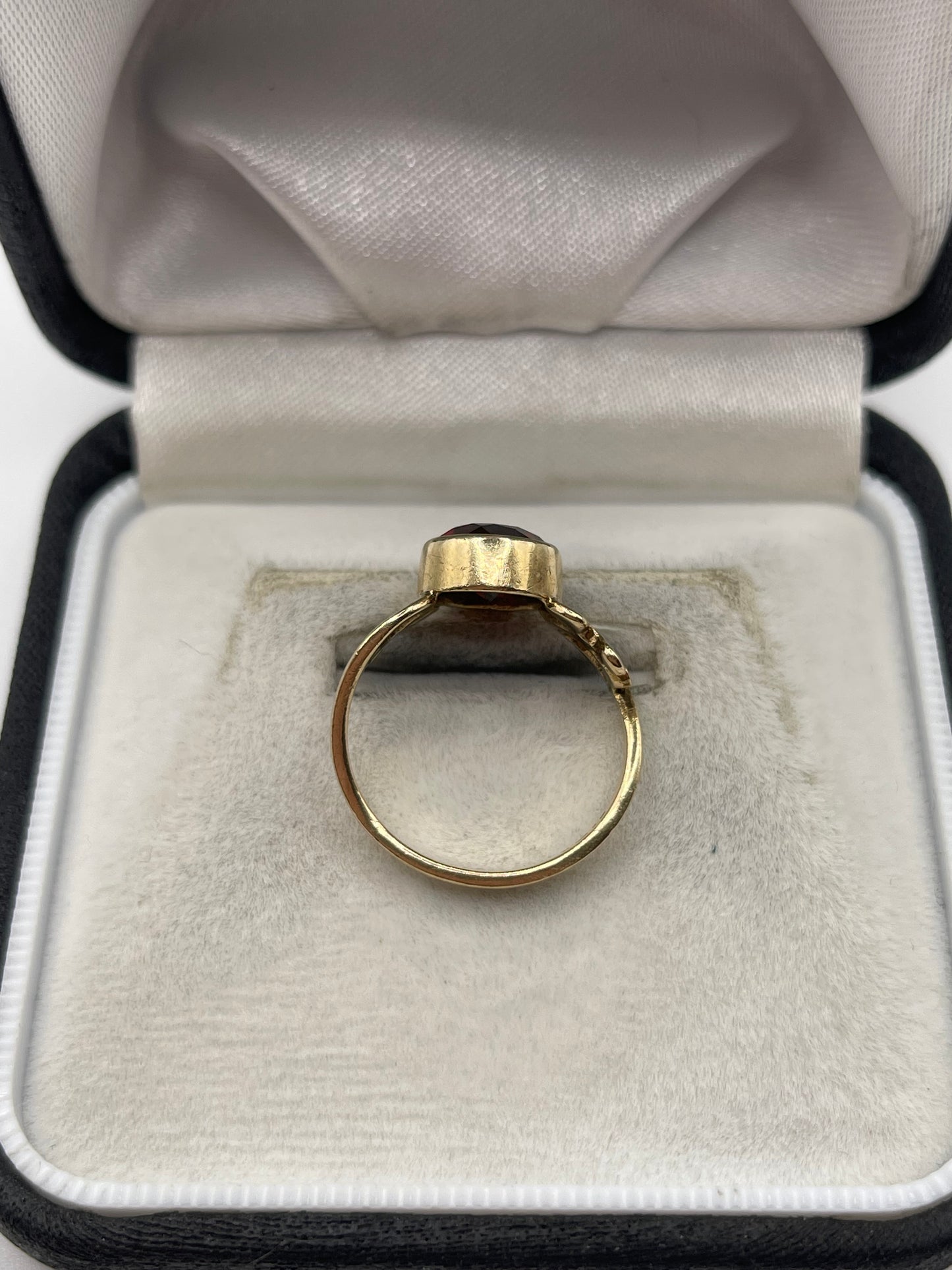 9ct gold garnet ring