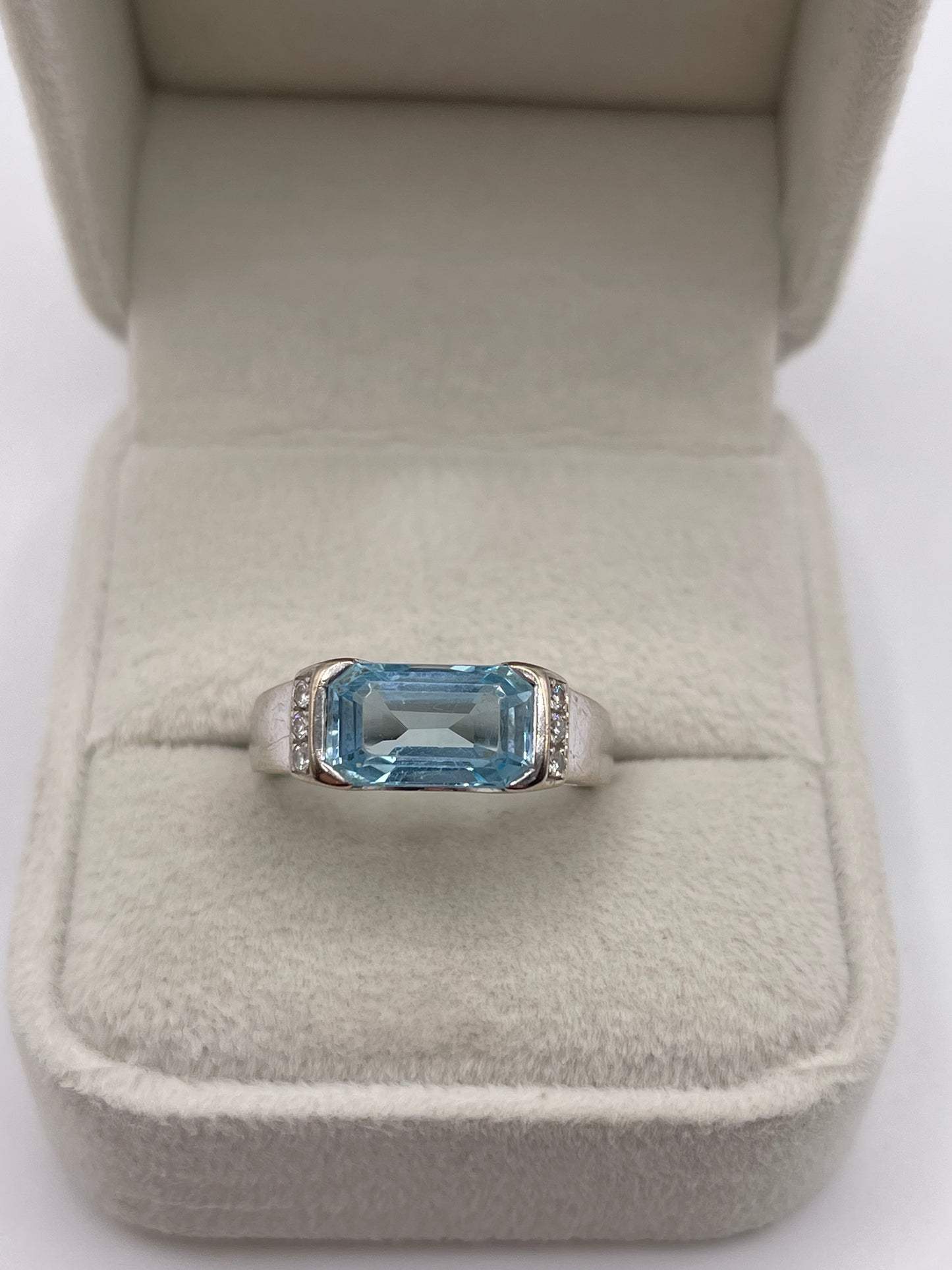 18ct white gold aquamarine and diamond ring