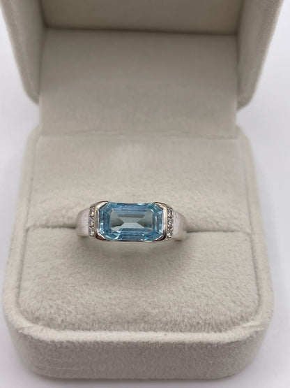 18ct white gold aquamarine and diamond ring