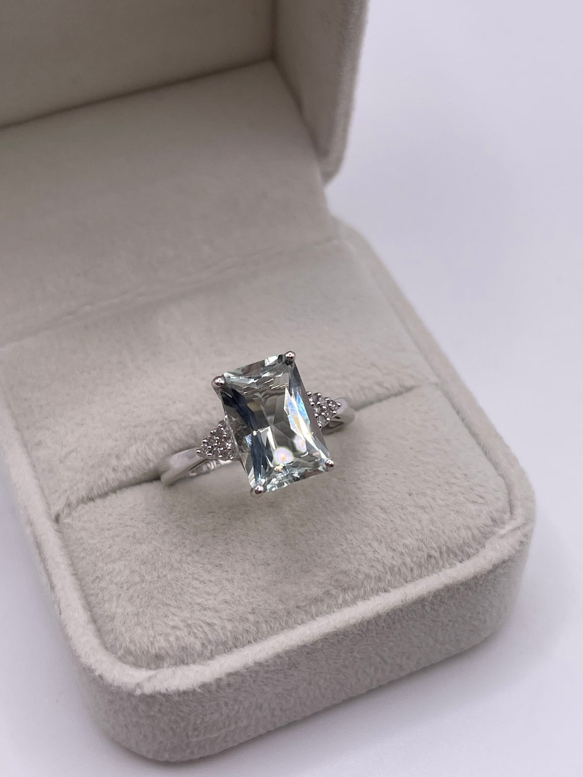 9ct white gold green amethyst and diamond ring