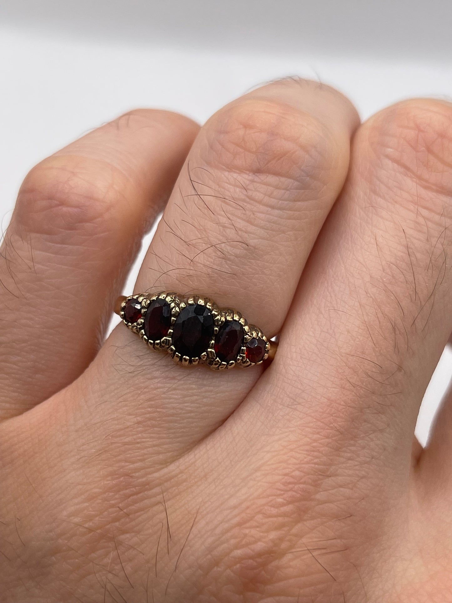 9ct gold garnet ring