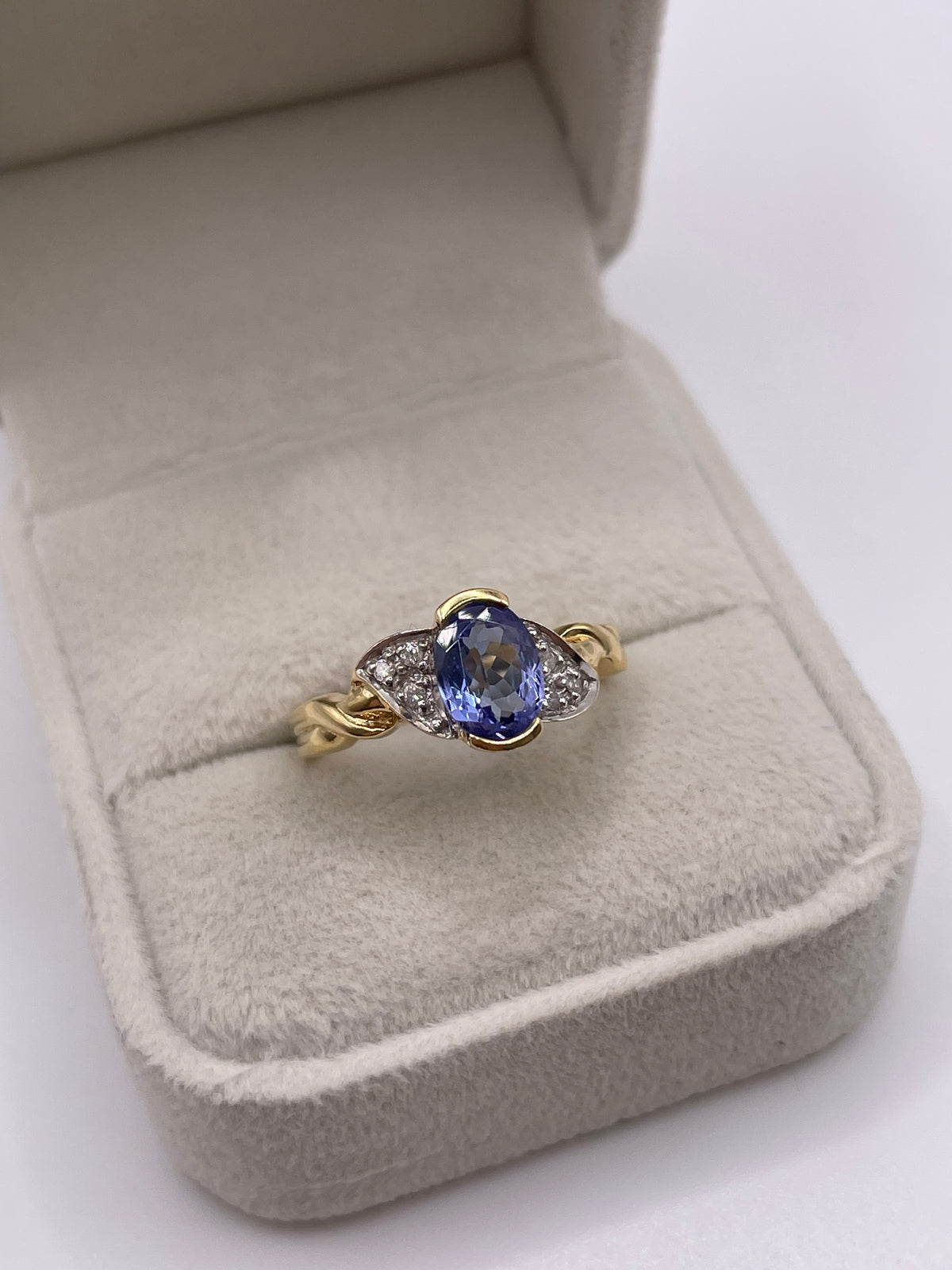 18ct gold tanzanite and diamond ring