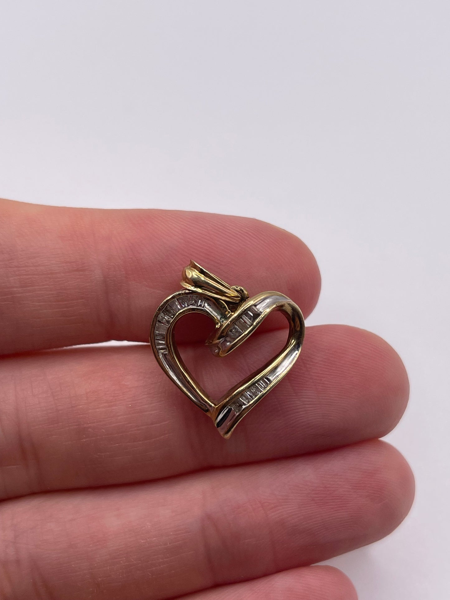 9ct gold diamond heart pendant