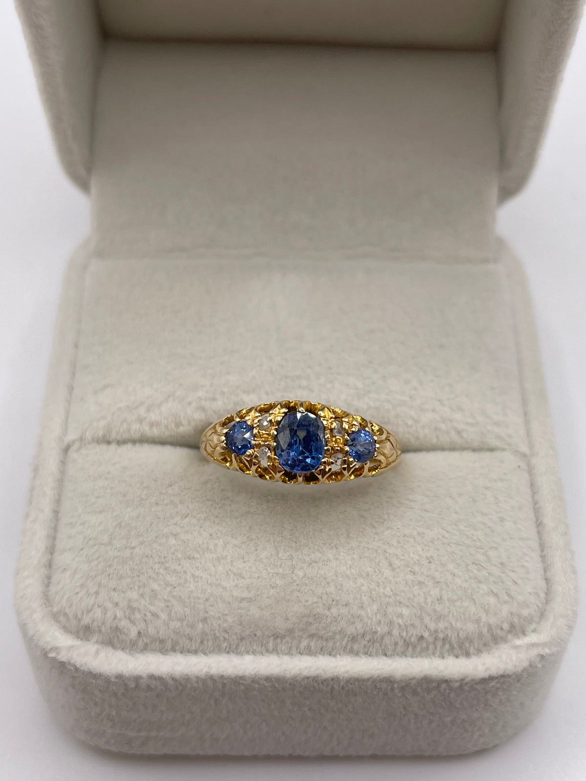 Antique 18ct gold sapphire and diamond ring