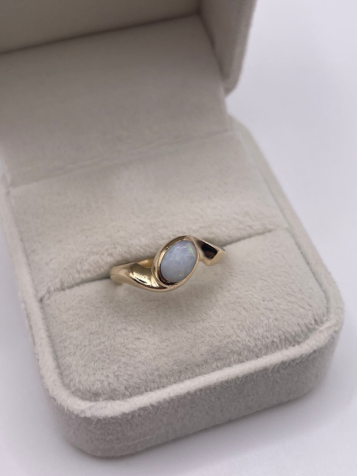 9ct gold opal ring