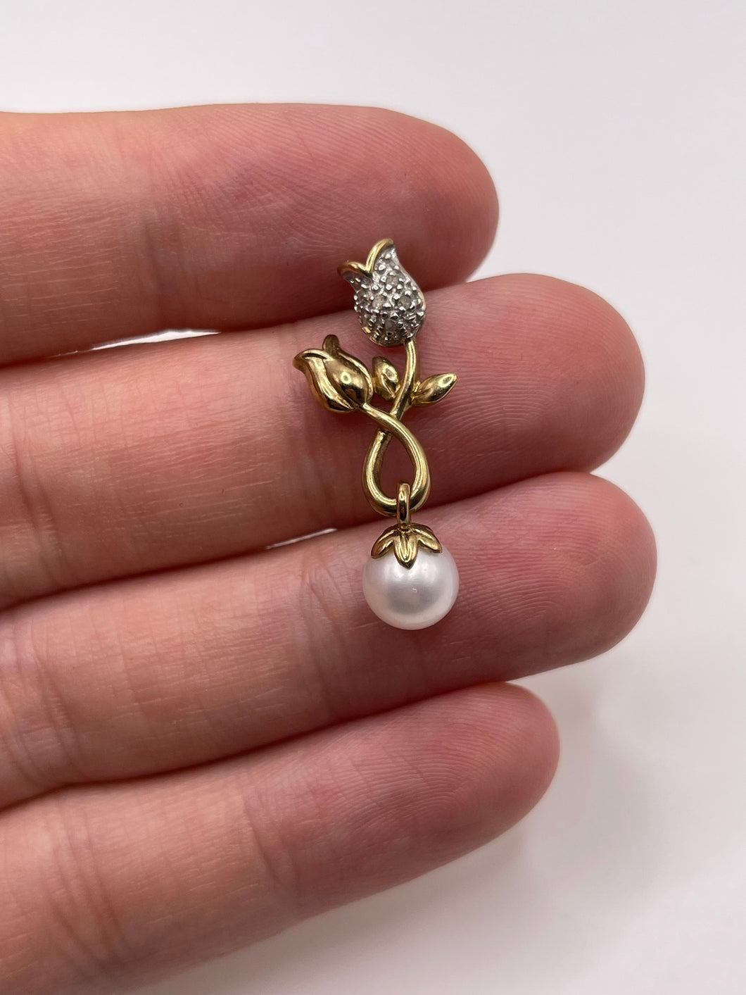 9ct gold pearl and diamond pendant