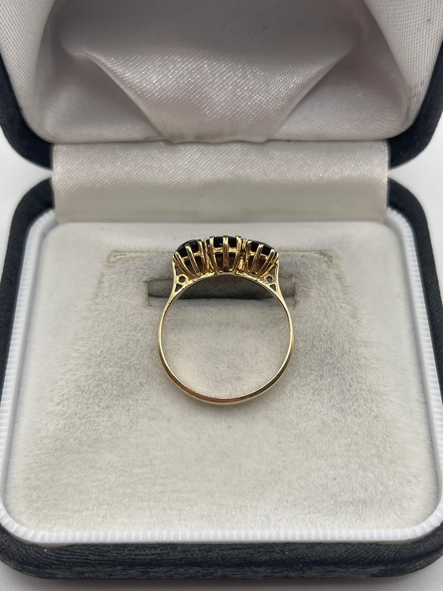 9ct gold garnet ring