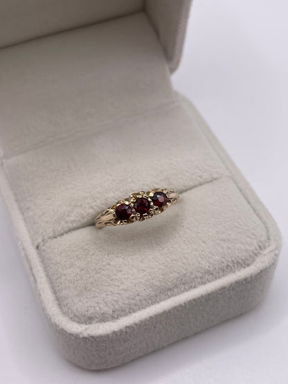 9ct gold garnet ring