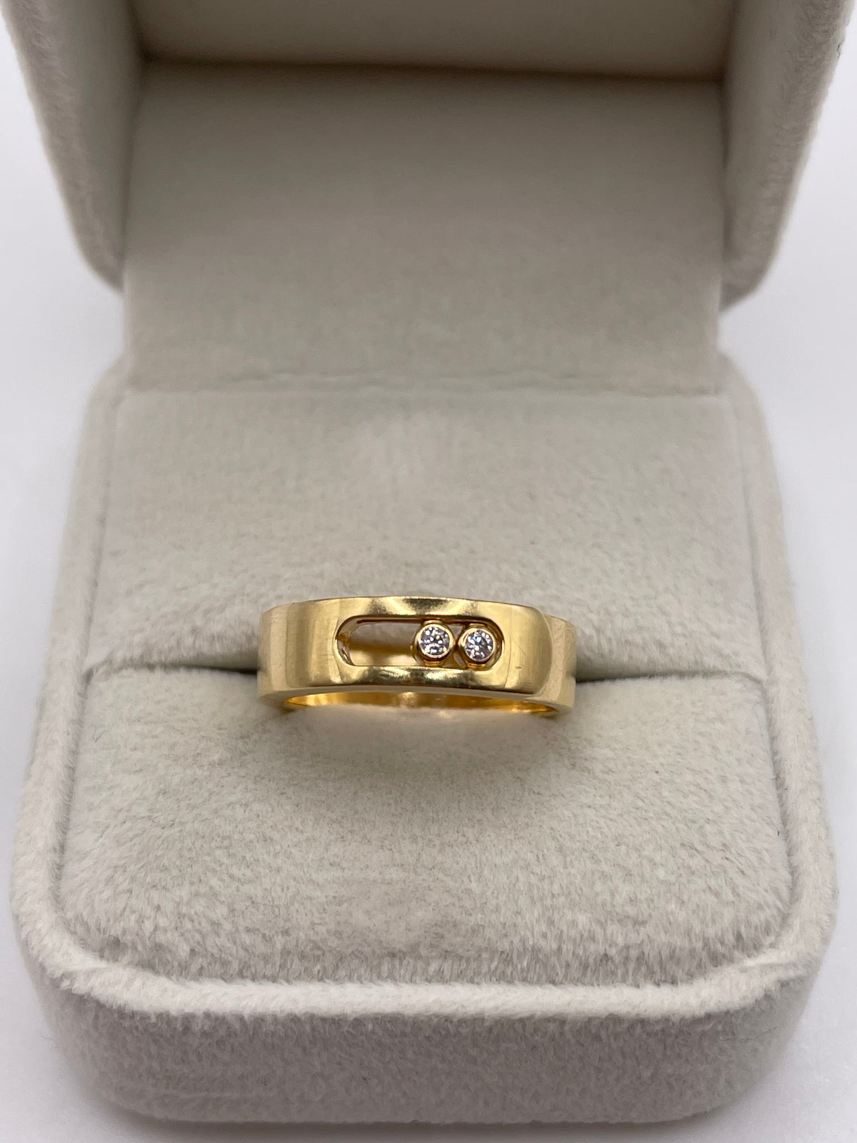 18ct gold cz moving ring