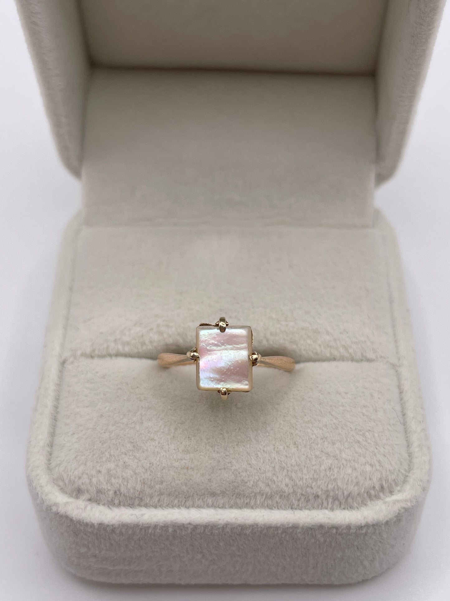 9ct gold mother of pearl ring