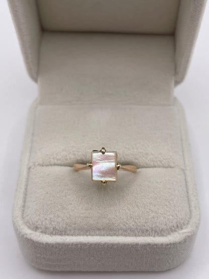 9ct gold mother of pearl ring