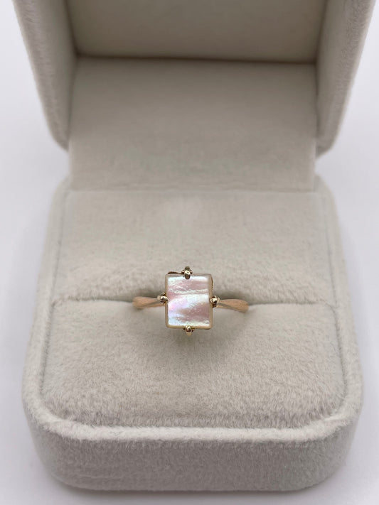 9ct gold mother of pearl ring