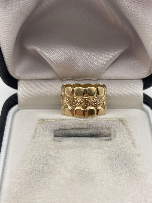 Heavy 9ct gold engraved band