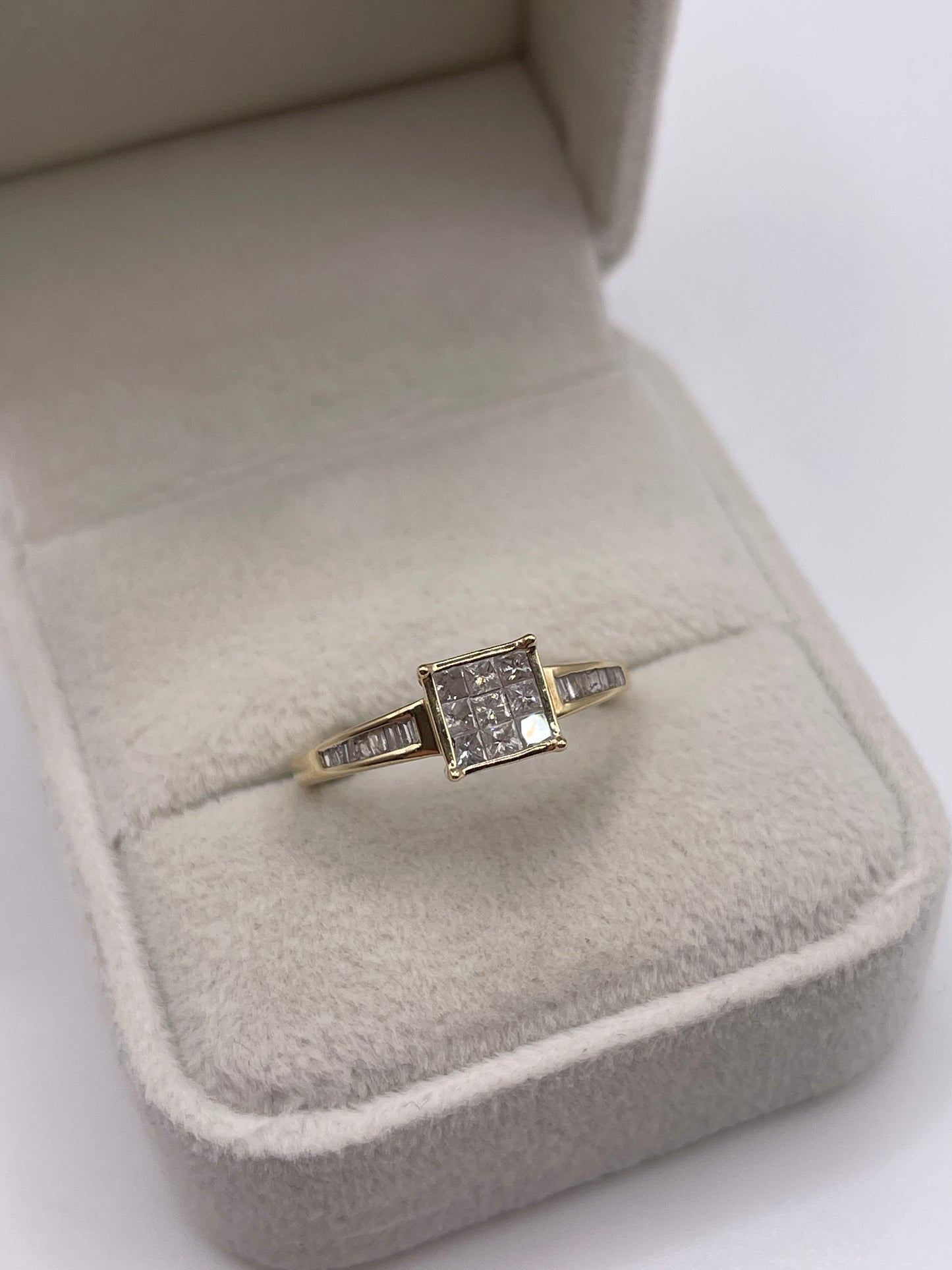 9ct gold diamond cluster ring