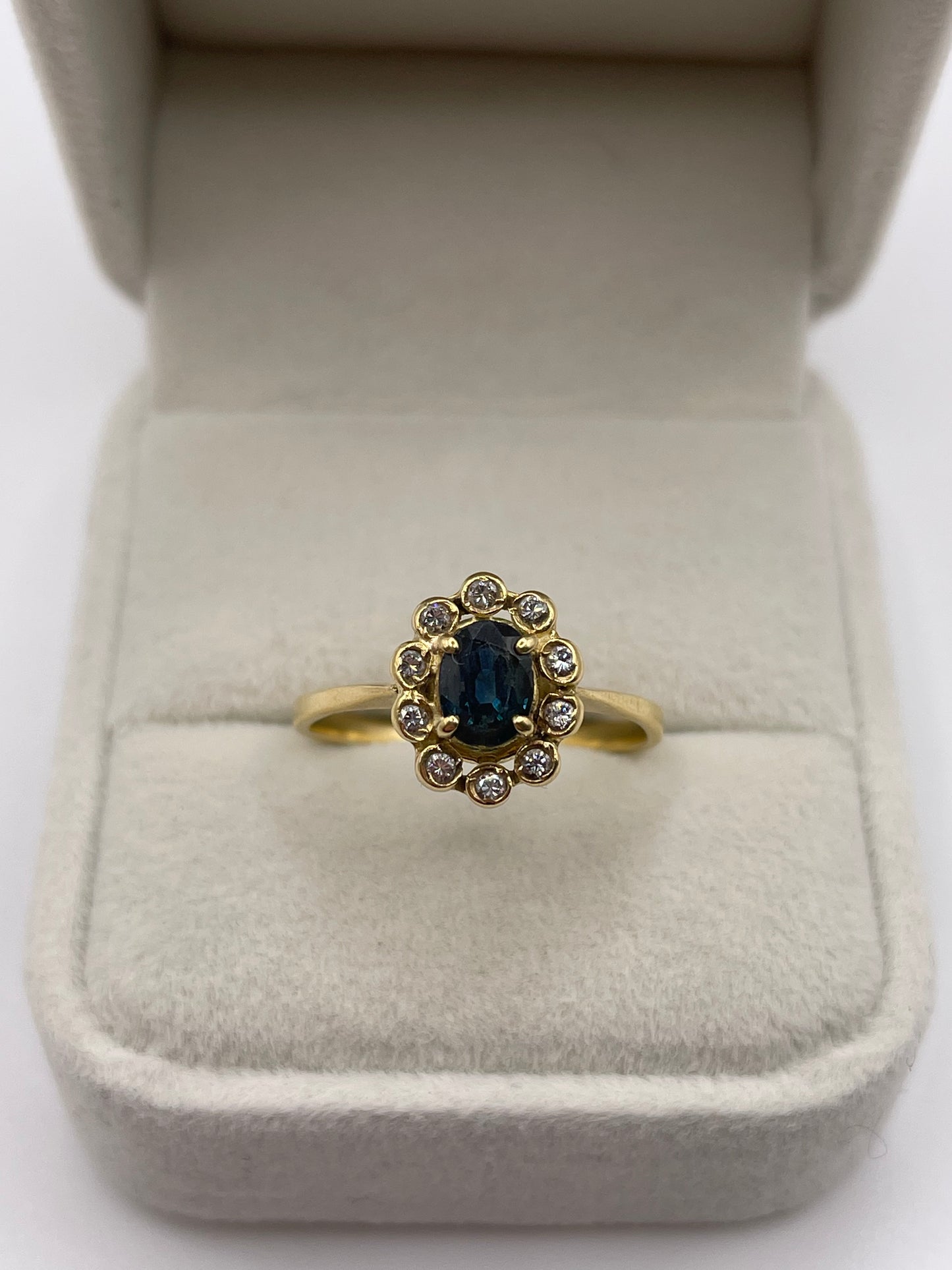 18ct gold sapphire and diamond ring
