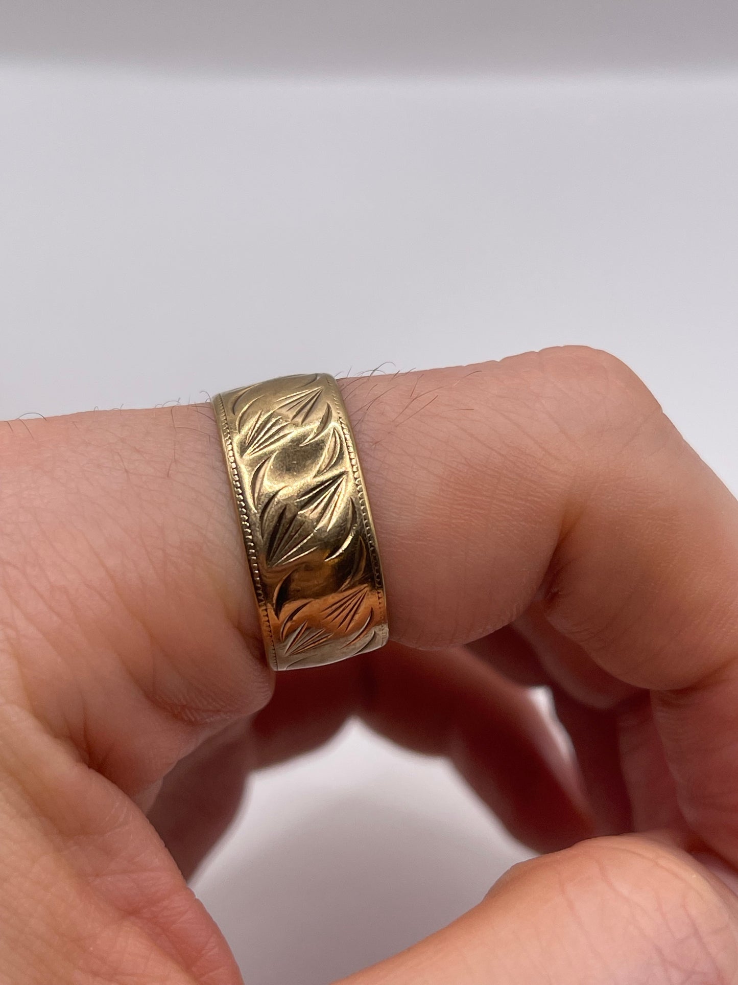 9ct gold patterned band