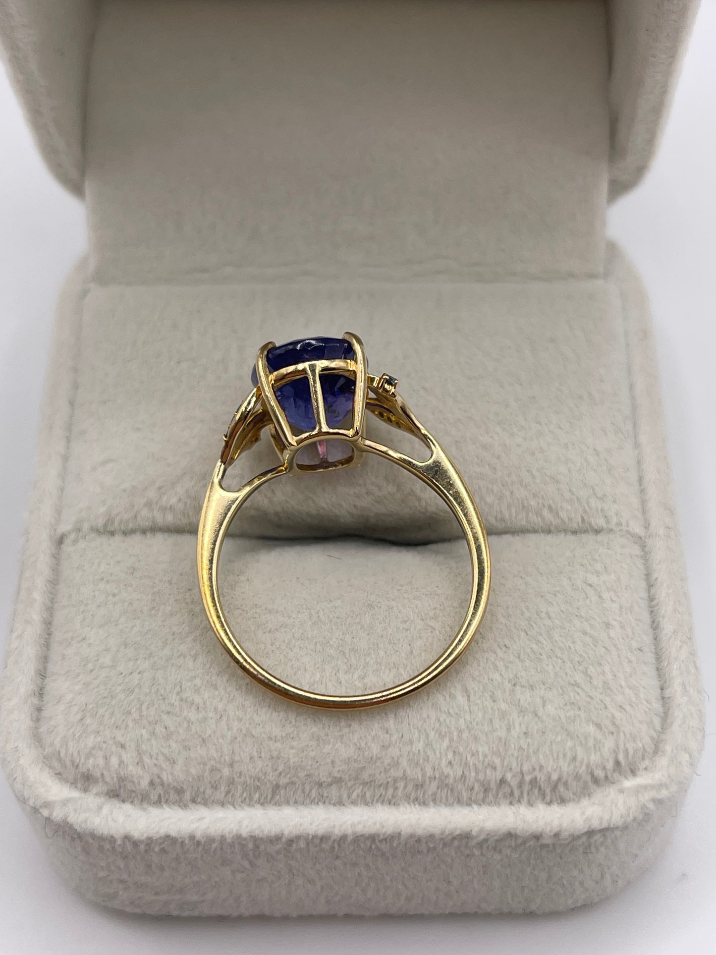 9ct gold tanzanite and diamond ring