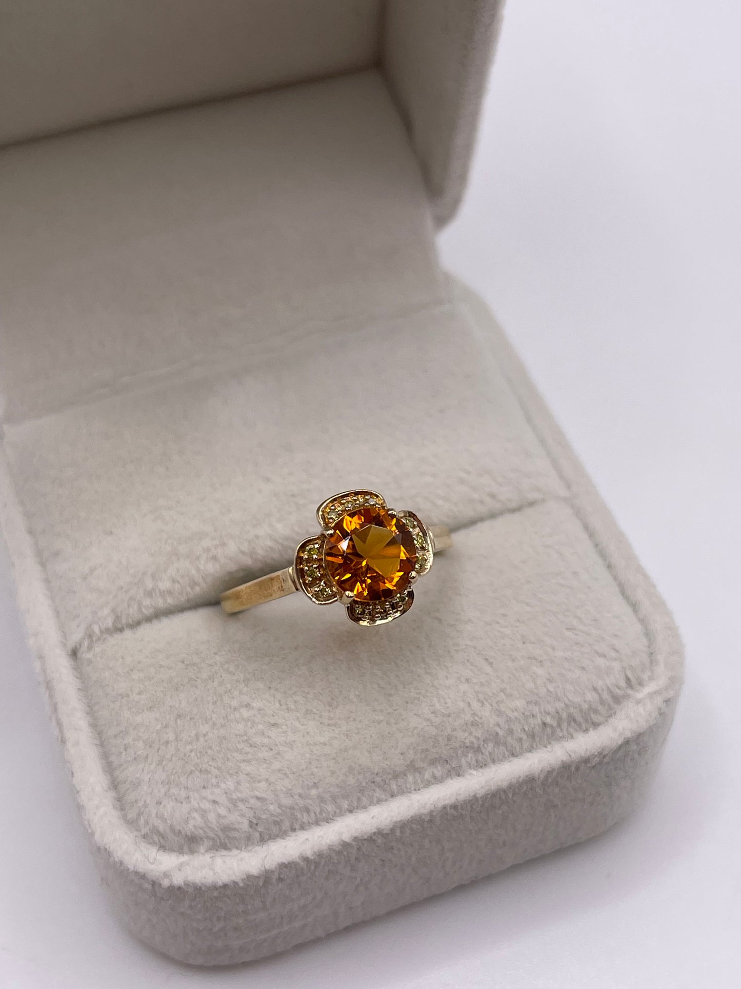 9ct gold citrine and diamond ribg