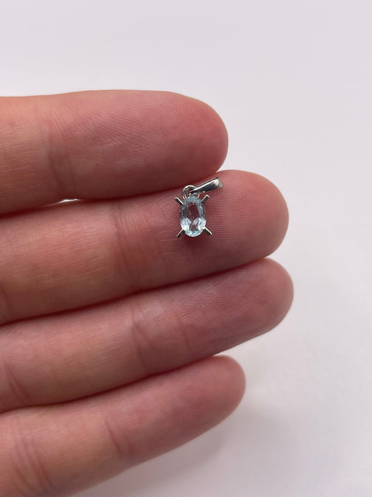 9ct white gold topaz pendant