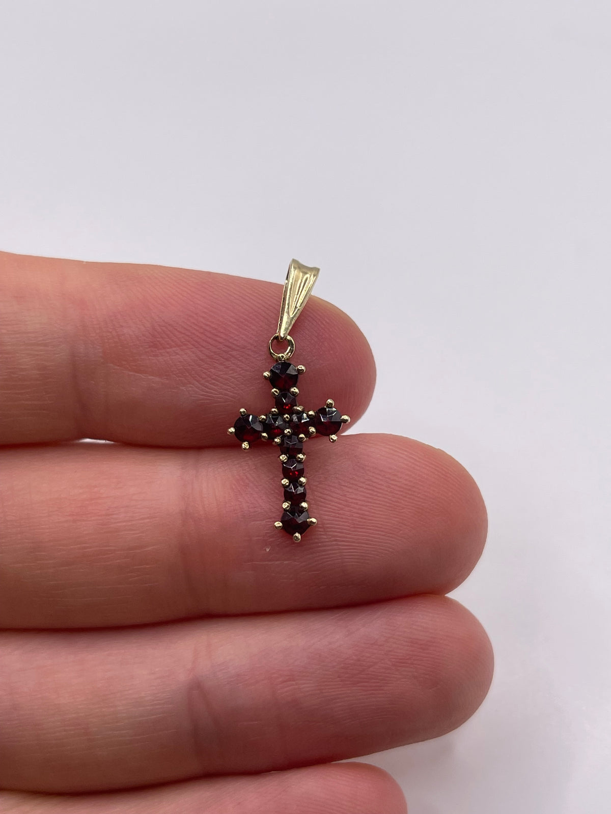 9ct gold garnet cross pendant