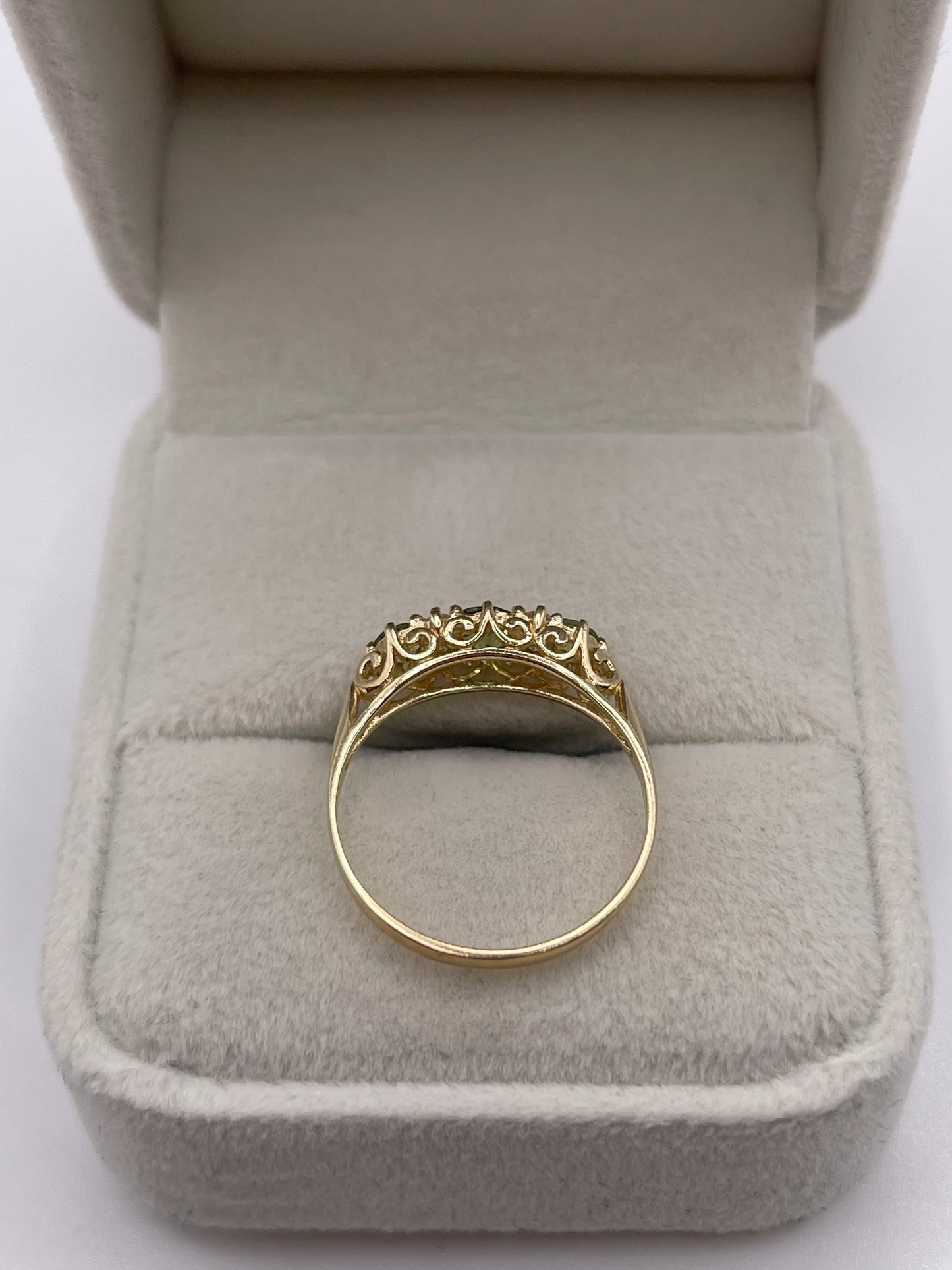 9ct gold peridot and diamond ring