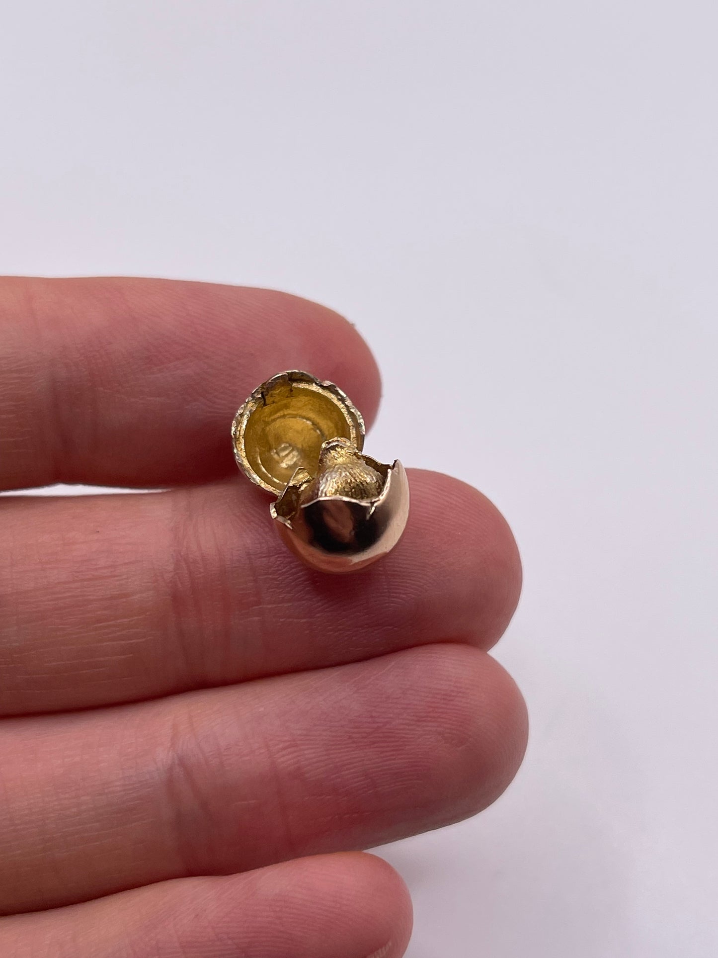 9ct gold chic in egg charm