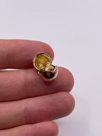 9ct gold chic in egg charm
