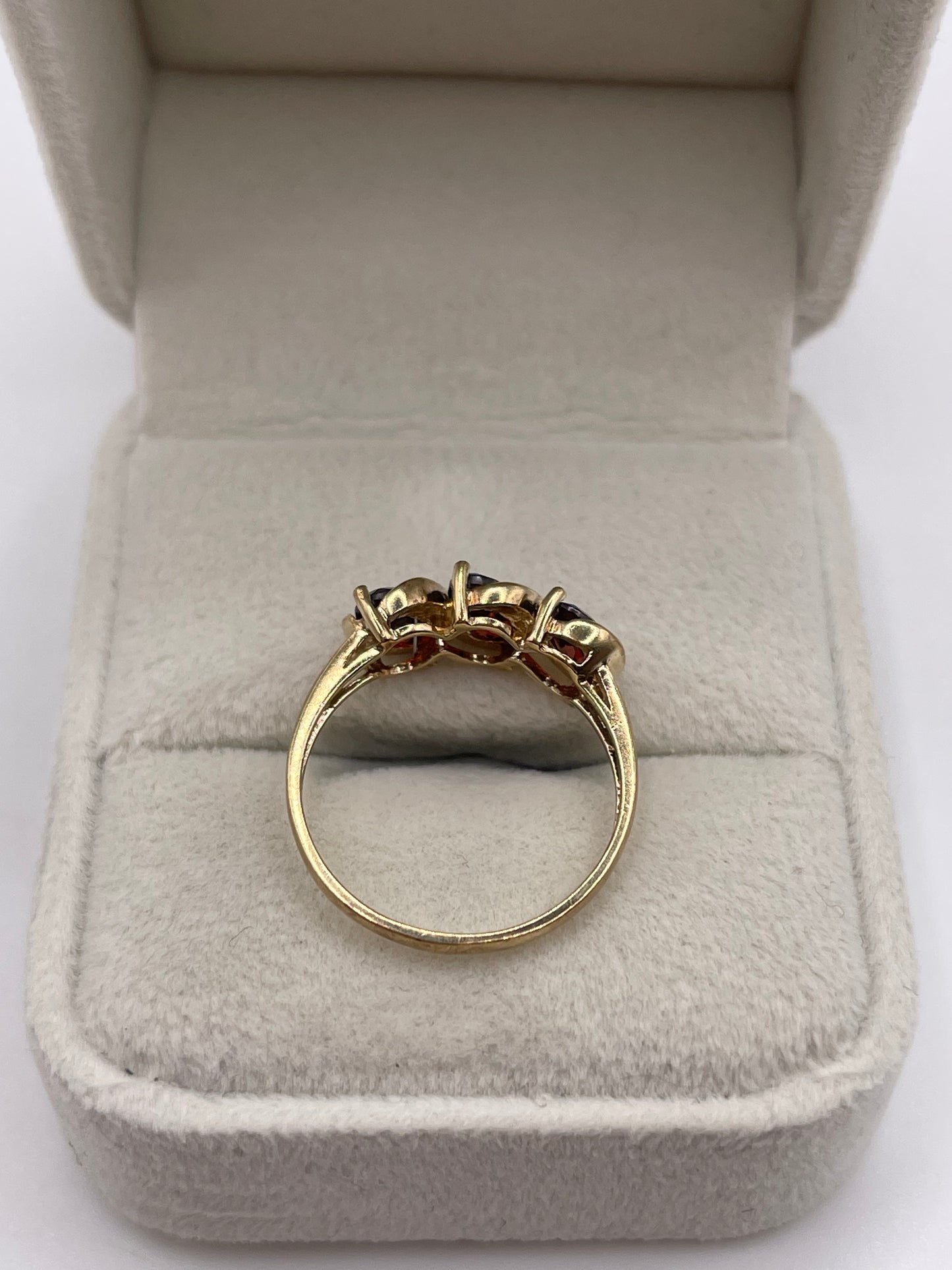 9ct gold garnet ring