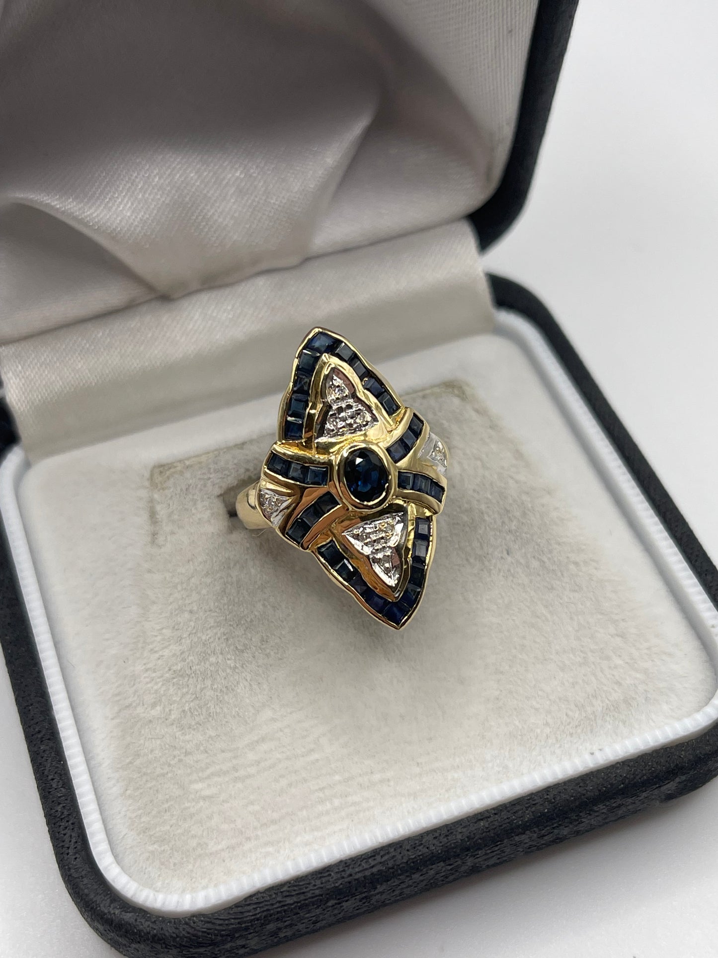 18ct gold sapphire and diamond ring