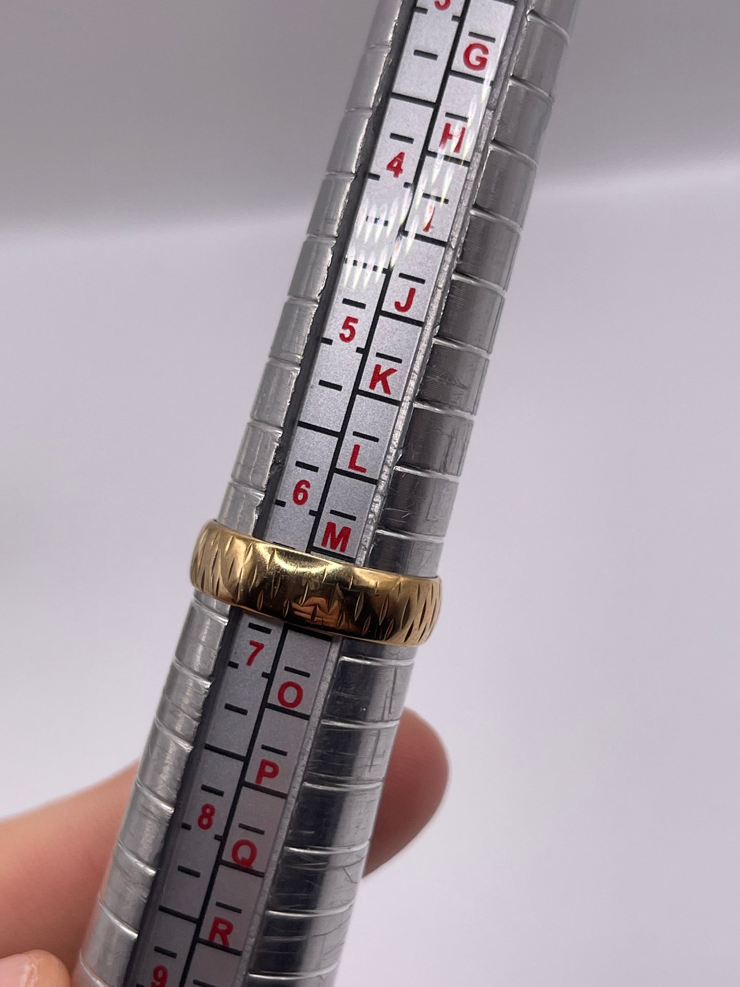 9ct gold patterned band