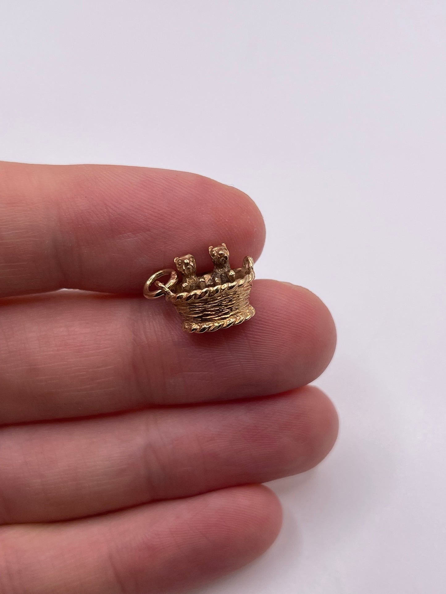 9ct gold dogs in basket charm