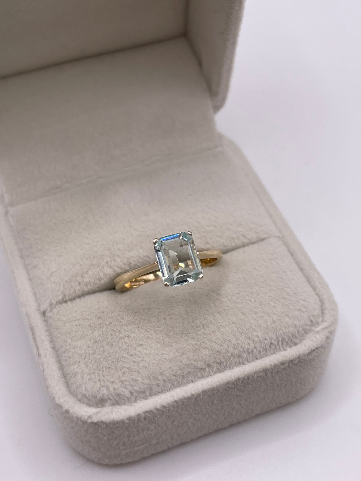 9ct gold aquamarine ring