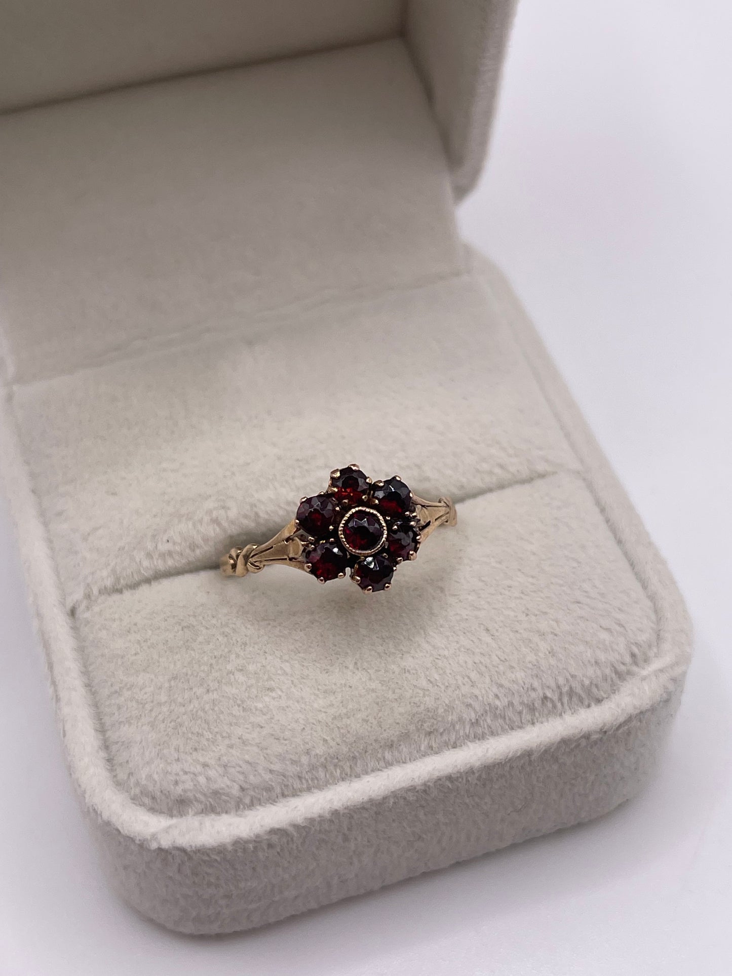 9ct gold garnet cluster ring