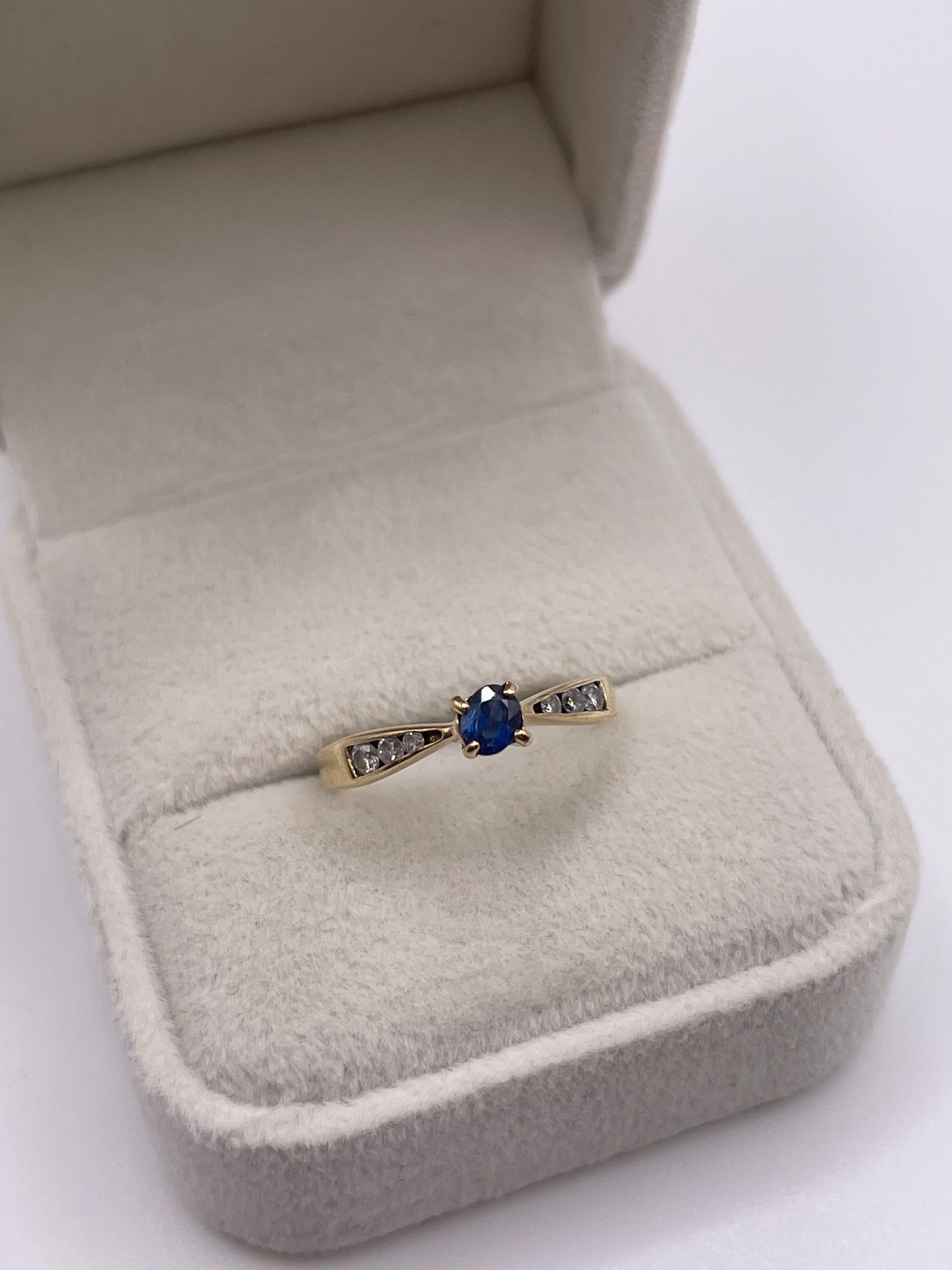 9ct gold sapphire and diamond ring