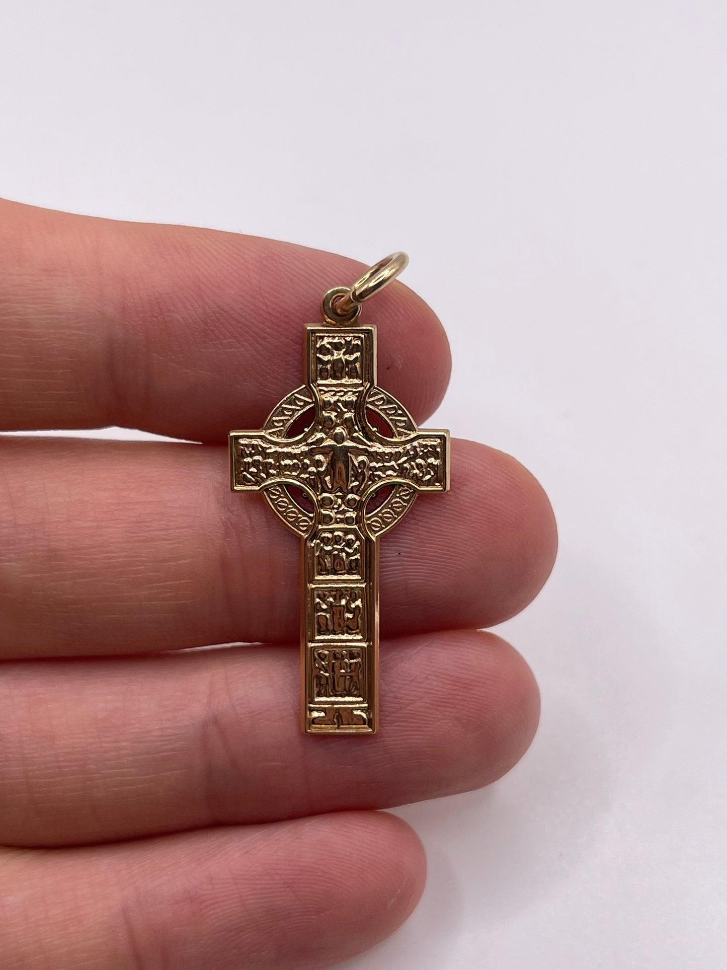 9ct gold cross pendant
