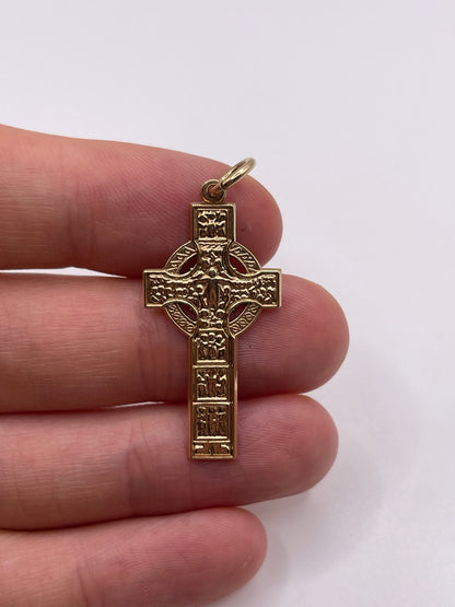 9ct gold cross pendant