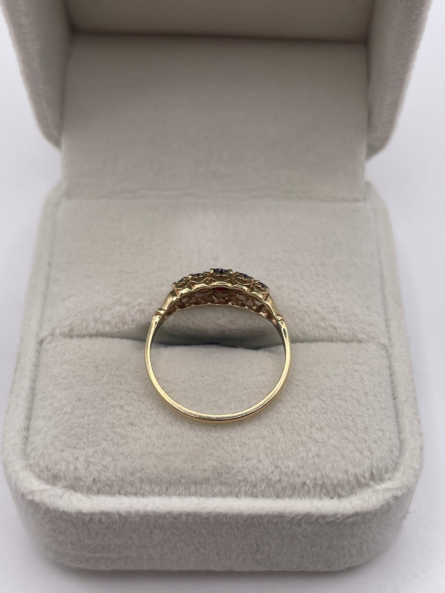 9ct gold garnet ring