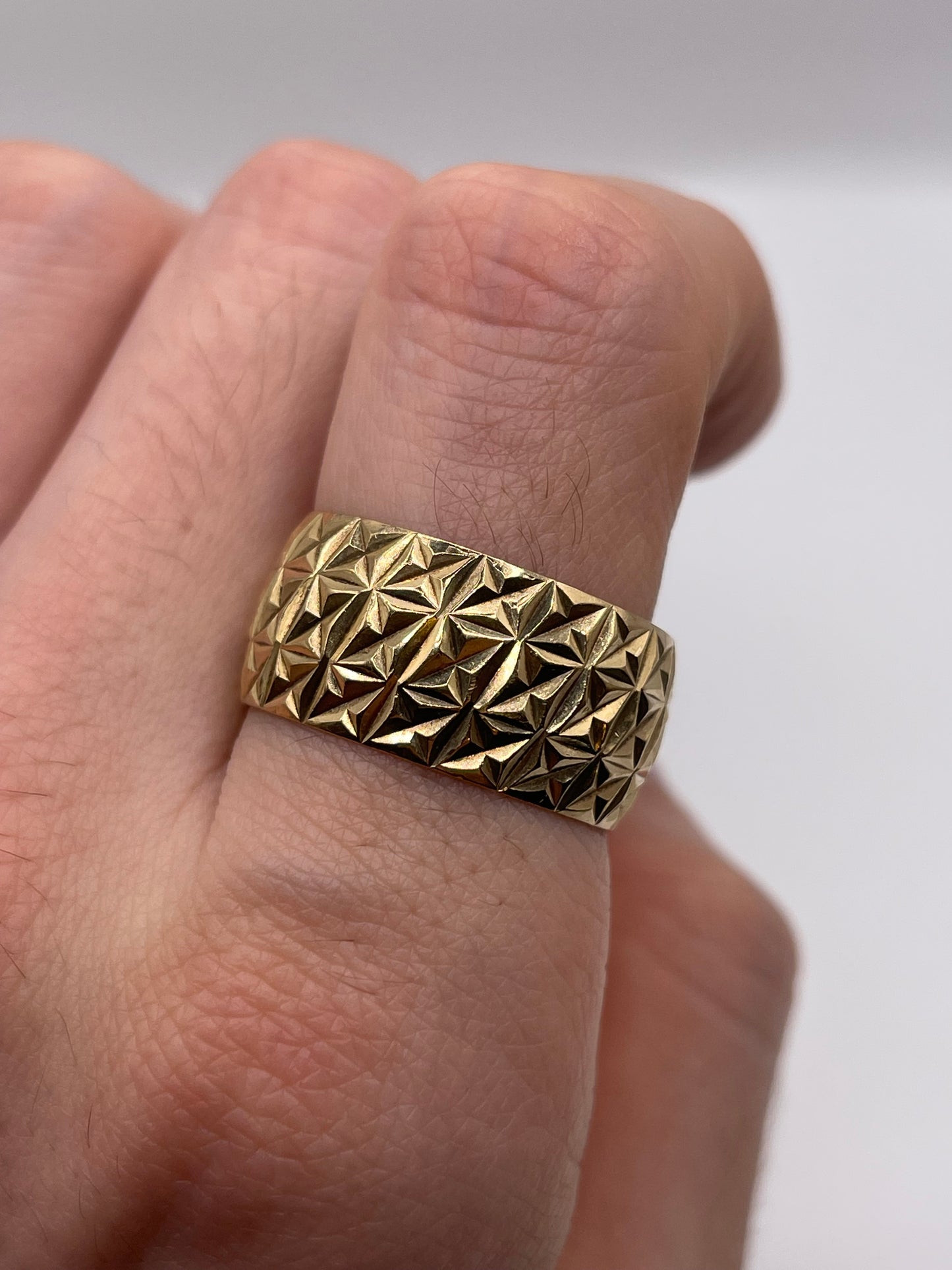 9ct gold patterned band