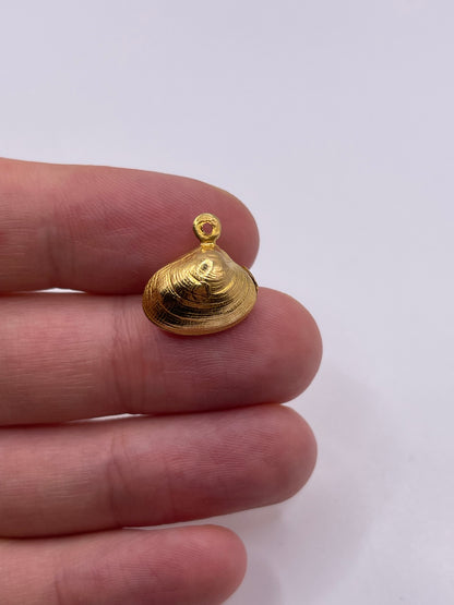 18ct gold shell charm