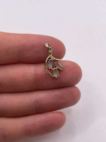 9ct gold opal pendant